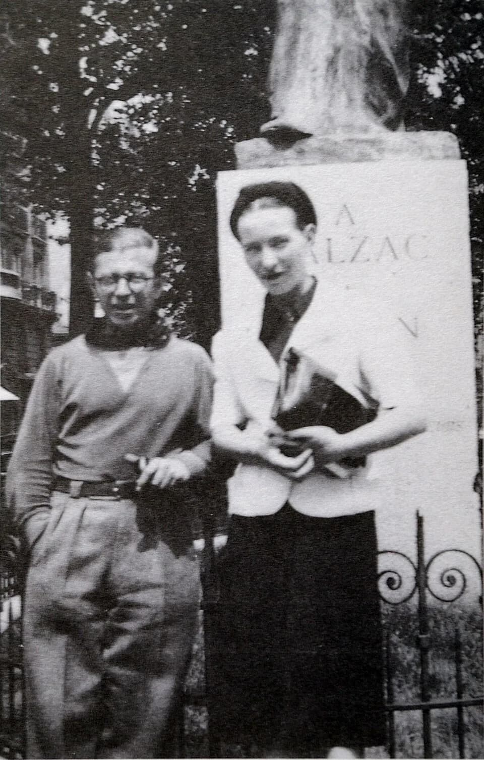 Simone de Beauvoir - Jean-Paul Sartre and Simone de Beauvoir at Balzac Memorial