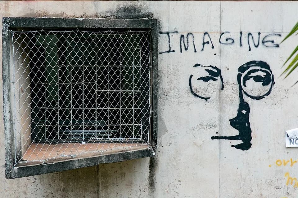 John Lennon - Brasília, 02 de Abril de 2018.
Arte realizada no Restaurante Universitário (RU), relembra grande sucesso do músico e ativista, John Lennon. Ao lado, janela da cozinha do RU.
Foto: Secom/