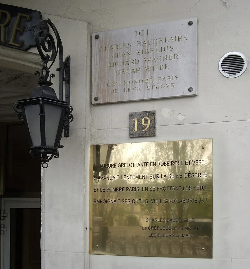 Charles Baudelaire - Plaque apposée sur la façade de l'hôtel du Quai Voltaire, au n° 19 du quai Voltaire, Paris 7e, où séjournèrent Charles Baudelaire, Jean Sibelius, Richard Wagner, Oscar Wilde. Sur 