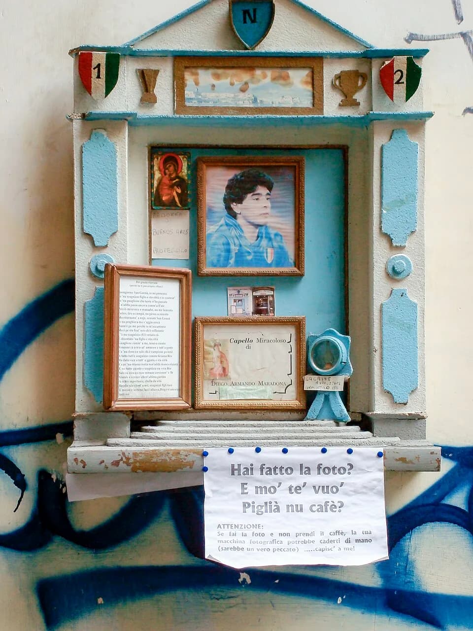 Diego Maradona - Napoli, via Spaccanapoli, Largo Corpo di Napoli. L'ultima edicola votiva realizzata a Napoli: il quadretto centrale contiene la reliquia di un piccolo ciuffo di capelli di Maradona ("