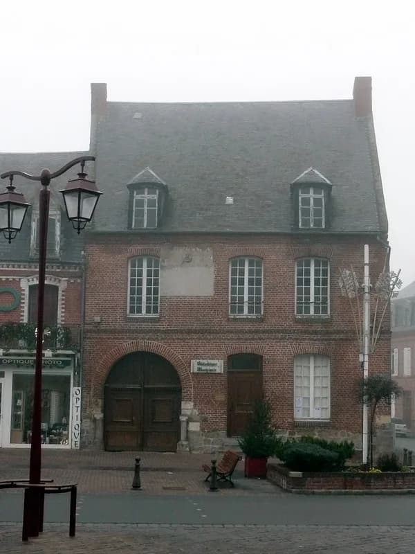 Alexandre Dumas - L'ancienne Auberge de l'Écu de Crevecœur-le-Grand (Oise) où Alexandre Dumas fit s'arrêter l'un de ses Trois mousquetaires