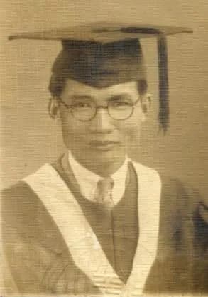Huang Xianfan - ​这是黄现璠的毕业照，由身份不明的摄影师拍照于1932年8月，早已进入公共领域。