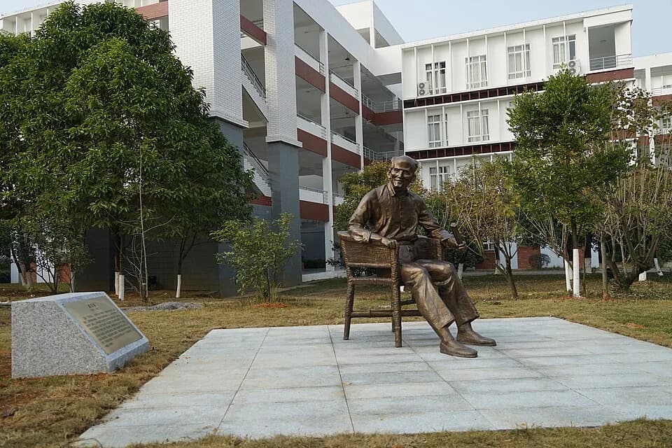 Huang Xianfan - ​2023年11月13日，即黃現璠誕辰一百二十四周年之際，立於廣西師範大學雁山校區綜合教學大樓前