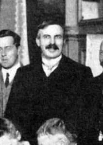 Ernest Rutherford - Rutherford 1911 Solvay.jpg