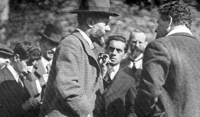 Max Weber - Max Weber 1917 at the Lauensteiner Tagung. In background: Ernst Toller