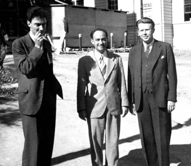 Enrico Fermi - Oppenheimer Fermi Lawrence.jpeg