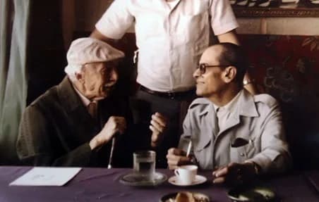 Naguib Mahfouz - Naguib Mahfouz met Tawfiq Alhakim in 1982