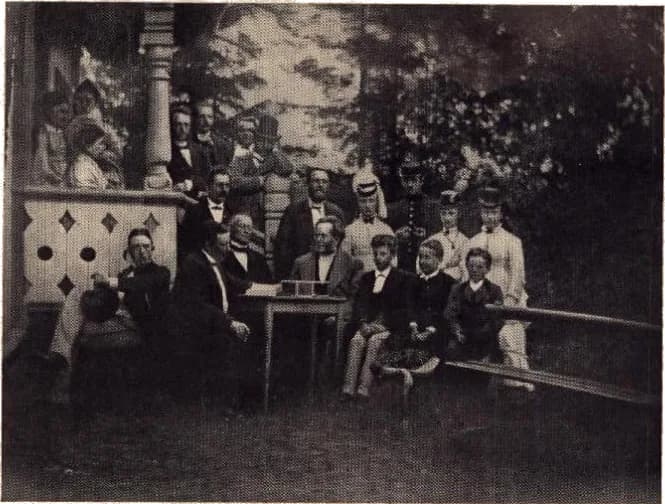Henrik Ibsen - Fra Sarabråten. På trappen: Fru Heftye, fru Faye, Suzannah Ibsen, A. Blytt, [ukjent], Faye, Thomas Heftye. Stående: Sophus Aars, Jacob Heiberg, [4 ukjente]. Sittende: F. Rustad, kammerh