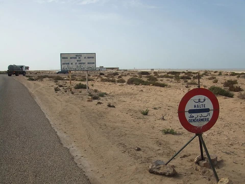 Antoine de Saint-Exupéry - Anuncio del Museo Antoine de Saint-Exupéry en las afueras de Tarfaya (Marruecos)