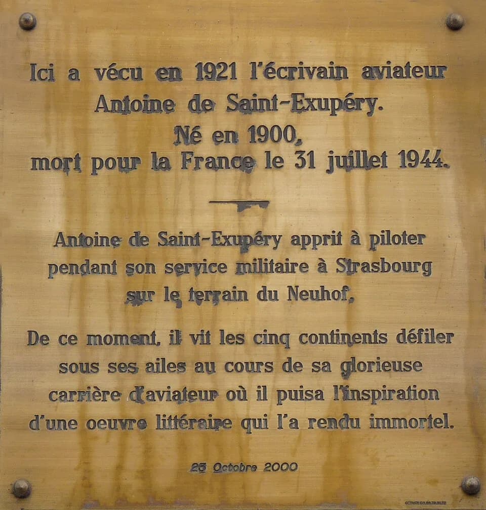 Antoine de Saint-Exupéry - Plaque commémorant le séjour d'Antoine de Saint-Exupéry à Strasbourg en 1921, au n° 12 de la rue du 22 Novembre
