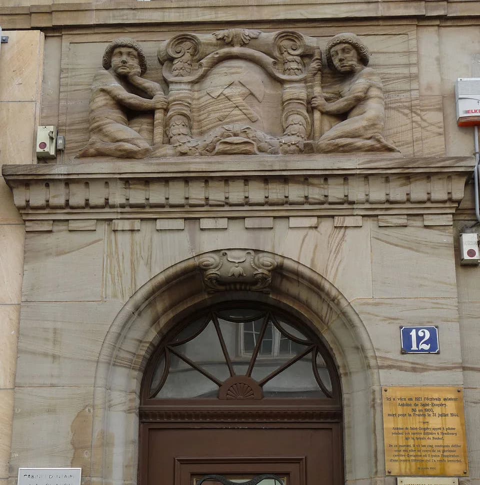 Antoine de Saint-Exupéry - Plaque commémorant le séjour d'Antoine de Saint-Exupéry à Strasbourg en 1921, au n° 12 de la rue du 22 Novembre