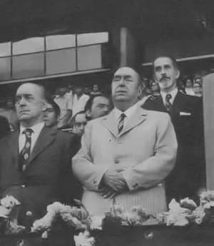 Pablo Neruda - Pablo Neruda en 1972, durante un acto político en el Estadio Nacional de Santiago.