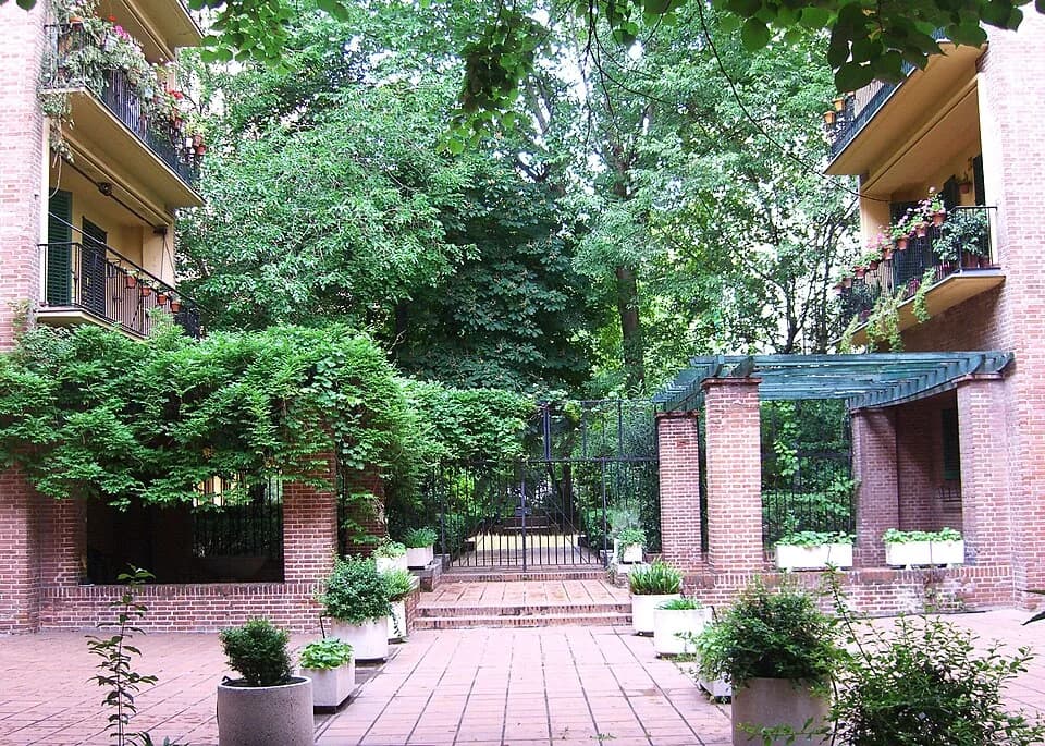 Pablo Neruda - Casa de las Flores („Haus der Blumen“). Gebaut 1930-1932, Argüelles Stadtviertel; Architekt:Secundino Zuazo Ugalde. Hier wohnte der chilenische Dichter Pablo Neruda, als er Konsul in Ma