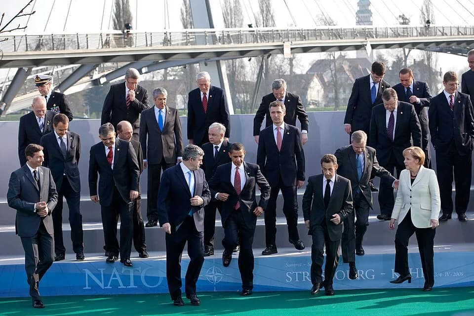 Silvio Berlusconi - President Barack Obama, NATO Secretary General Jaap de Hoop Scheffer and fellow NATO leaders step down from a photo platform April 4, 2009, following their group photo at the NATO 