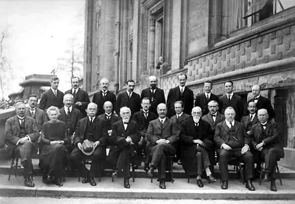 Erwin Schrödinger - Fourth Solvay Conference, Brussels, 1924, the theme was the electrical conductivity of metals.