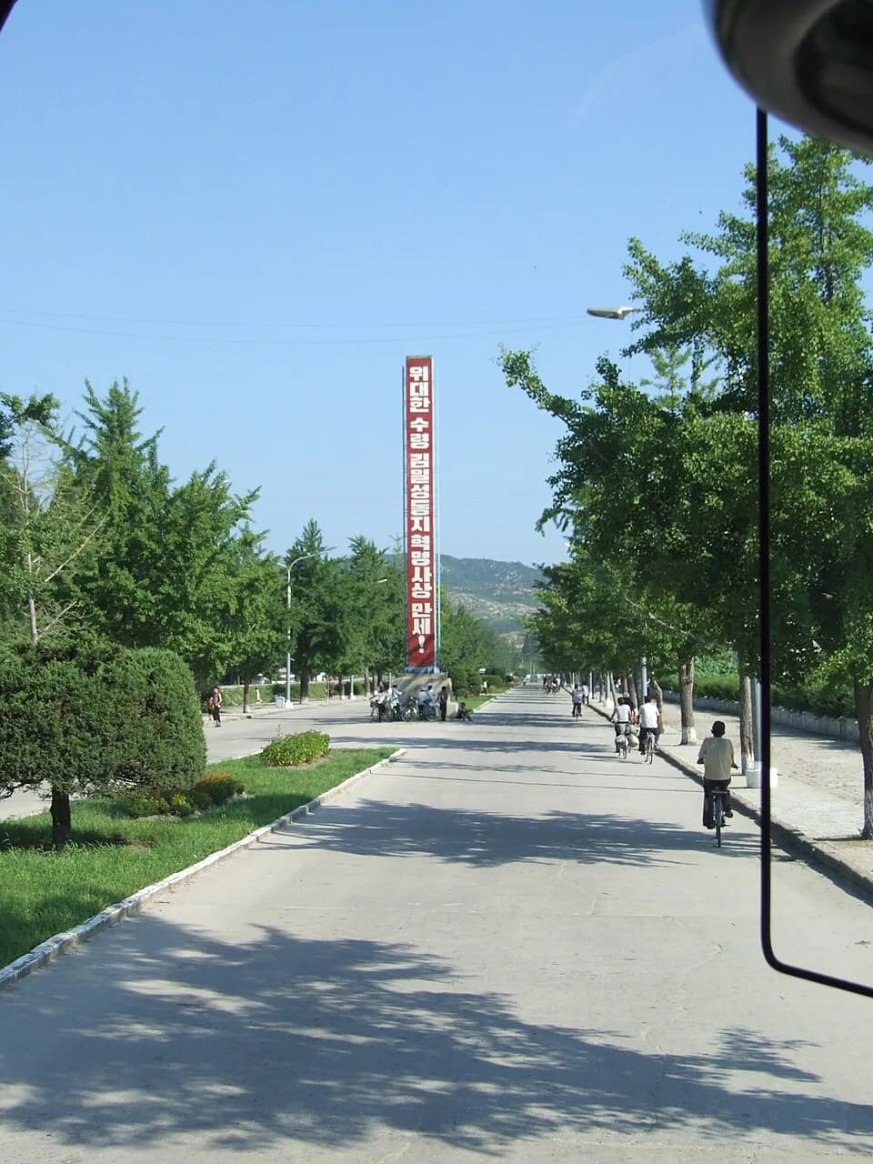 Kim Il-sung - Propaganda in Gaeseong. The tower says "Hurray for the revolutionary ideology of the great leader, Comrade Kim Il-sung!"