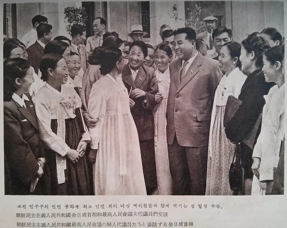 Kim Il-sung - ​朝鮮民主主義人民共和國首相金日成和最高人民會議女代議員們交談。