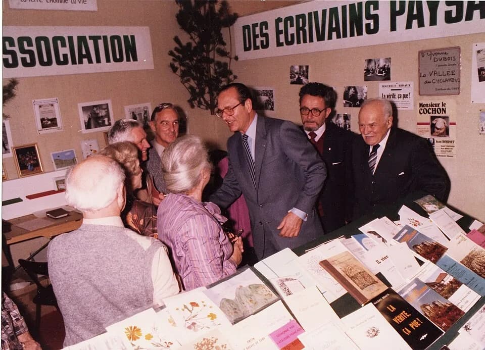 Jacques Chirac - Visite du Premier Ministre Jacques CHIRAC au stand des Ecrivains paysans au Parc Expositions de Paris (Salon de l'Agriculture)