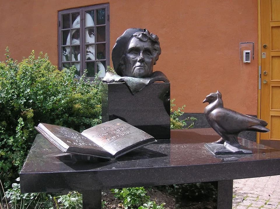 Ingmar Bergman - Astrid Lindgren, skulptur av Herta Hillfon på Filmstaden i Solna, bakom henne i fönstret syns Ingmar Bergman