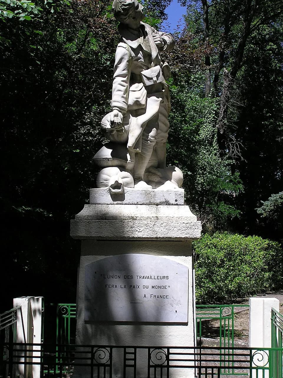Anatole France - Monument aux morts de Mazaugues avec la phrase de Marx citée par Anatole France