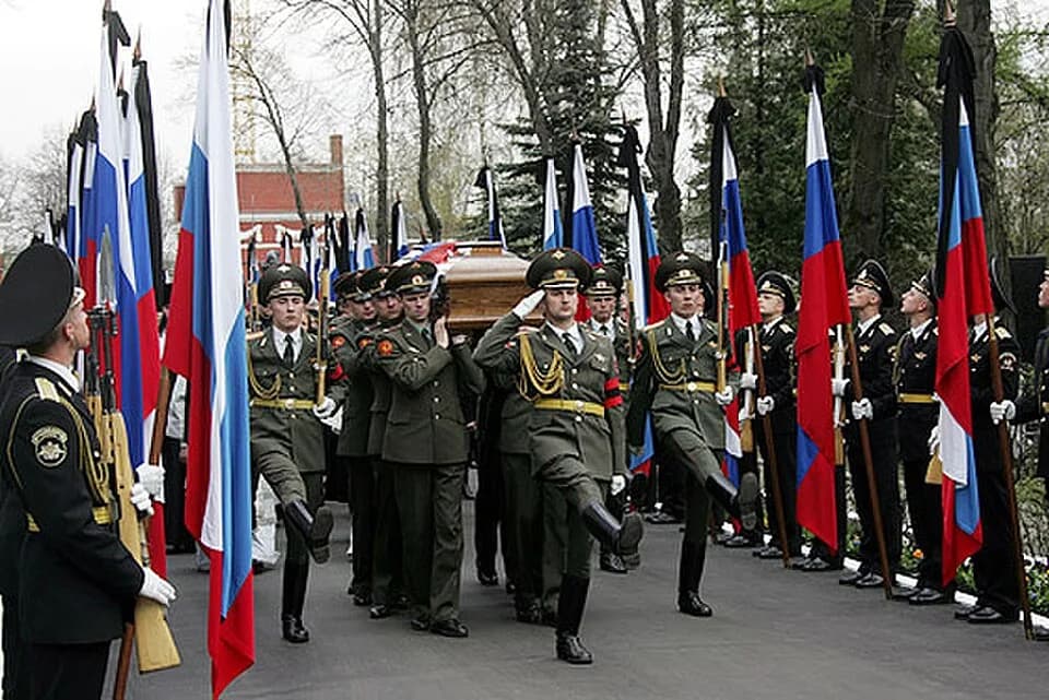 Boris Yeltsin - NOVODEVICHY CEMETERY, MOSCOW. Funeral ceremony for Boris Yeltsin. The coffin containing the body of Russia\'s First President is carried to its final resting place.