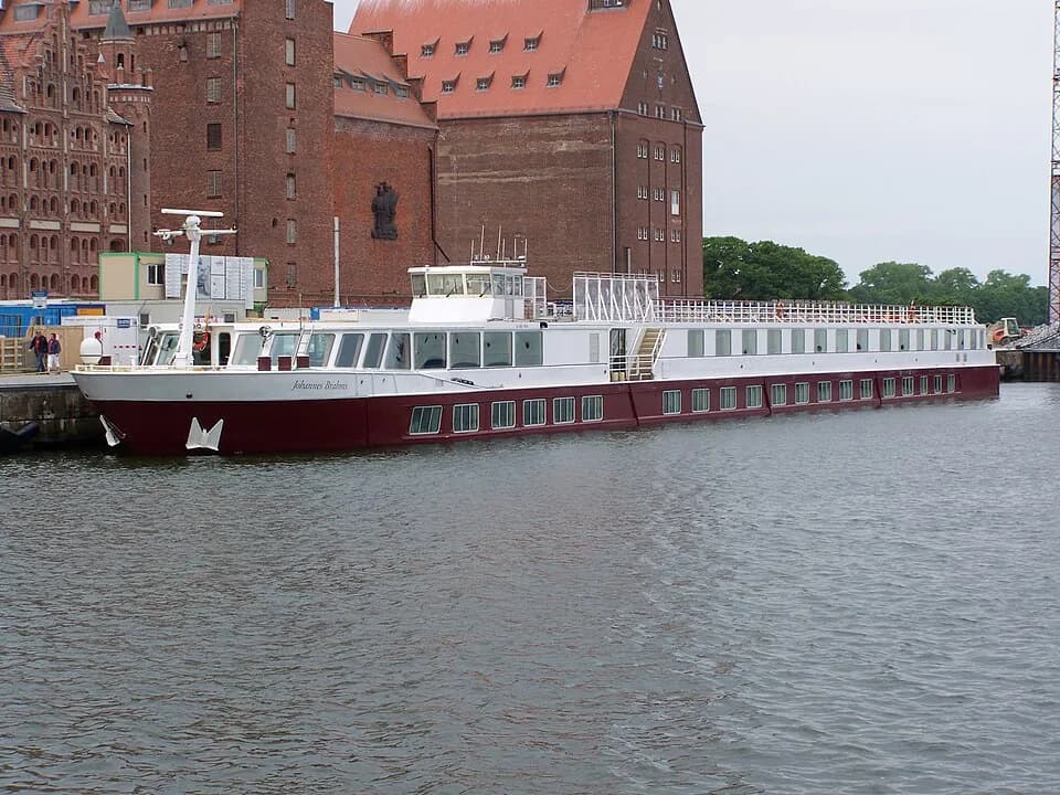 Johannes Brahms - Das Kreuzfahrtschiff JOHANNES BRAHMS am 17. Mai 2008 in Stralsund festgemacht.