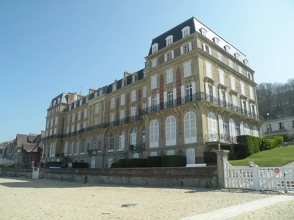 Gustave Flaubert - L'hôtel des Roches Noires à Trouville-sur-Mer, vu de la plage.