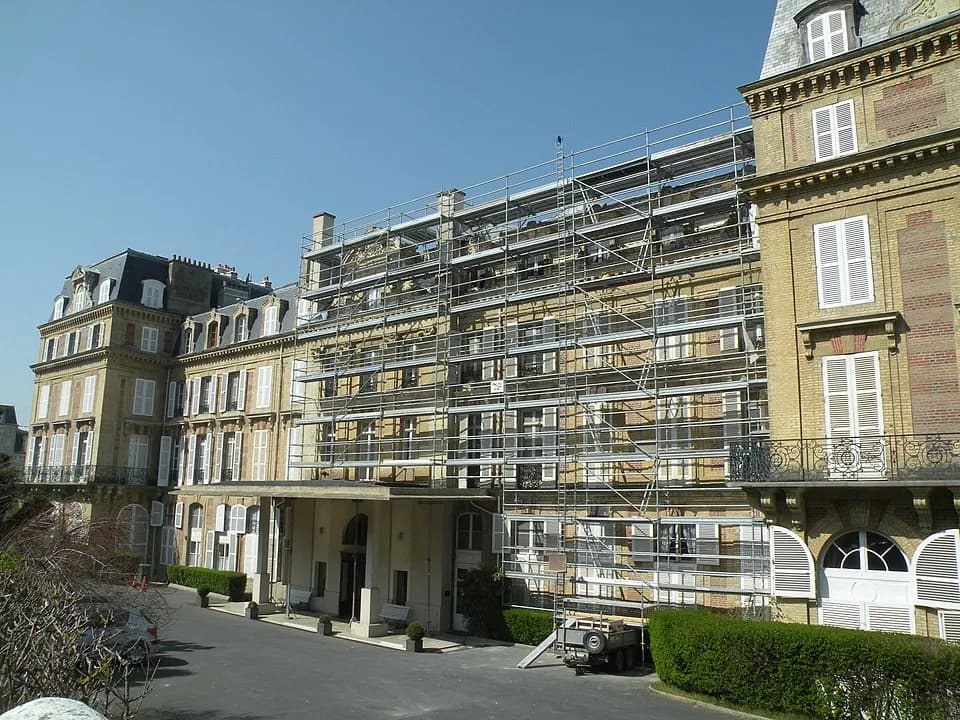 Gustave Flaubert - L'hôtel des Roches Noires à Trouville-sur-Mer, vu de la rue du Général Leclerc.