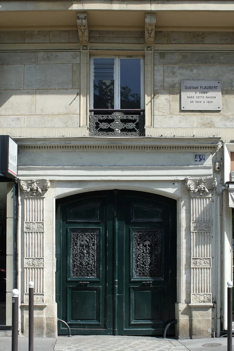 Gustave Flaubert - Boulevard du Temple (Paris). Portail du numéro 42.