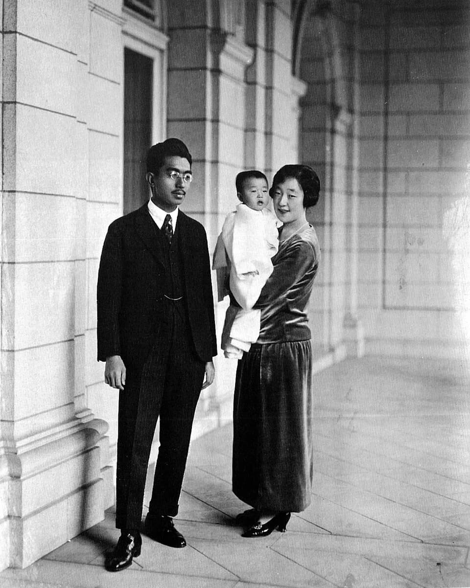 Hirohito Hirohito - 皇太子裕仁親王(Crown Prince Hirohito/Emperor Shōwa)と、第一皇女・照宮成子内親王(Teru-no-miya Shigeko)を抱く良子妃(Nagako/Empress Kōjun)。