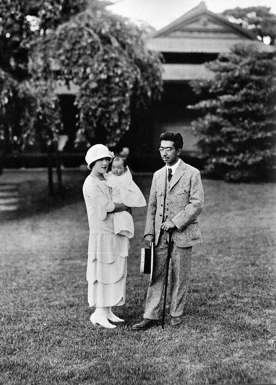 Hirohito Hirohito - 皇太子裕仁親王(Crown Prince Hirohito/Emperor Shōwa)と、第一皇女・照宮成子内親王(Teru-no-miya Shigeko)を抱く良子妃(Nagako/Empress Kōjun)。