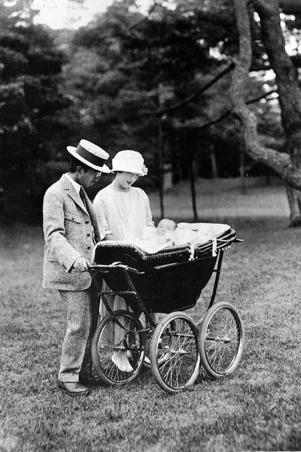 Hirohito Hirohito - 乳母車の中の照宮成子内親王(Teru-no-miya Shigeko)を見やる、皇太子裕仁親王(Crown Prince Hirohito/Emperor Shōwa)と良子妃(Nagako/Empress Kōjun)。赤坂離宮にて。
