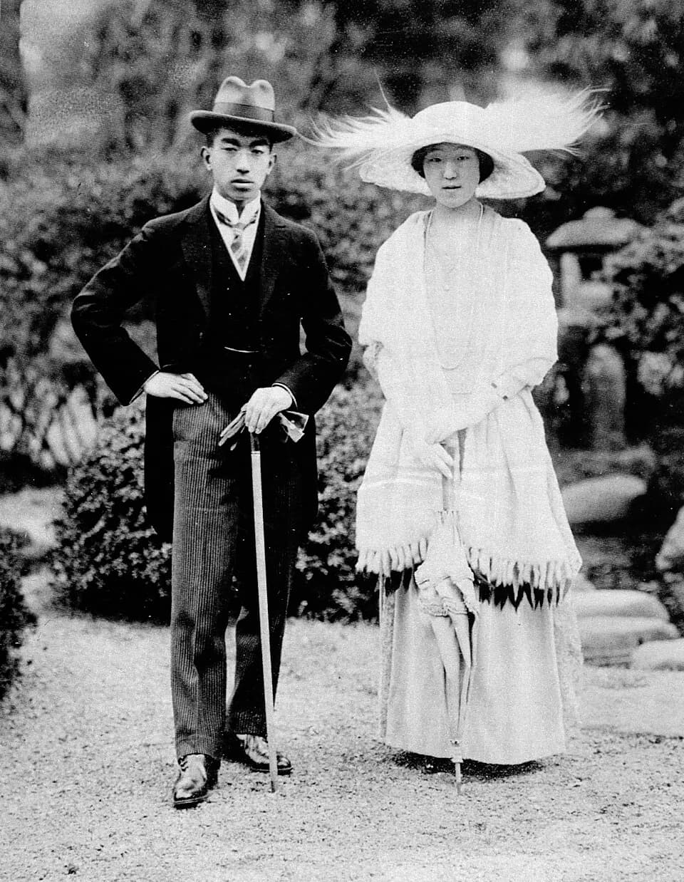 Hirohito Hirohito - 皇太子裕仁親王(Crown Prince Hirohito/Emperor Shōwa)と良子妃(Nagako/Empress Kōjun)の成婚記念写真
