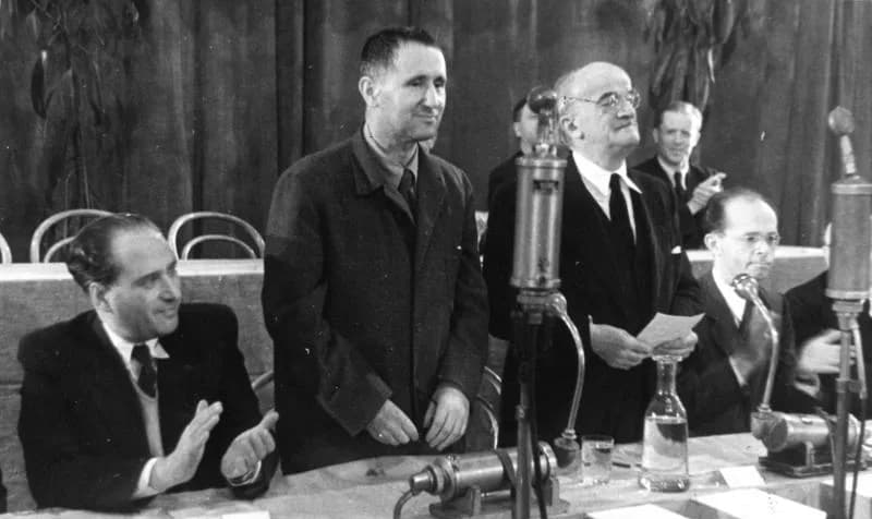 Bertolt Brecht - For documentary purposes the German Federal Archive often retained the original image captions, which may be erroneous, biased, obsolete or politically extreme. Berlin, Intellektuelle