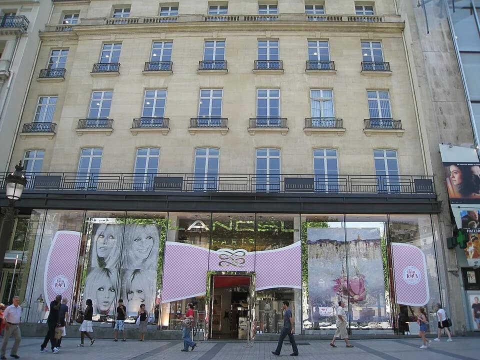 Brigitte Bardot - Vitrine Lancel Champs Elysée, Paris - Sac BB peint par Victor Spahn