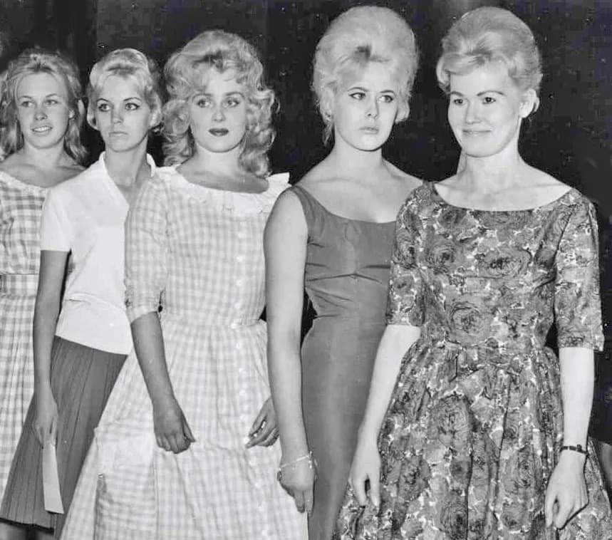 Brigitte Bardot - Brigitte Bardot-look-a-like verkiezing ter gelegenheid van de première van "Voulez-vous danser avec moi". De winnares: Ingrid van Ooijen (derde van links) uit De Bilt. City-theater, 