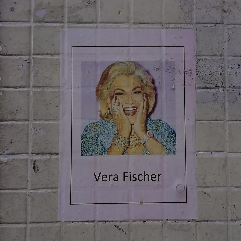 Hebe Camargo - [Engano, Hebe Camargo não é] Vera Fischer. (Poster) (Porto Alegre (RS), Brasil) 2023