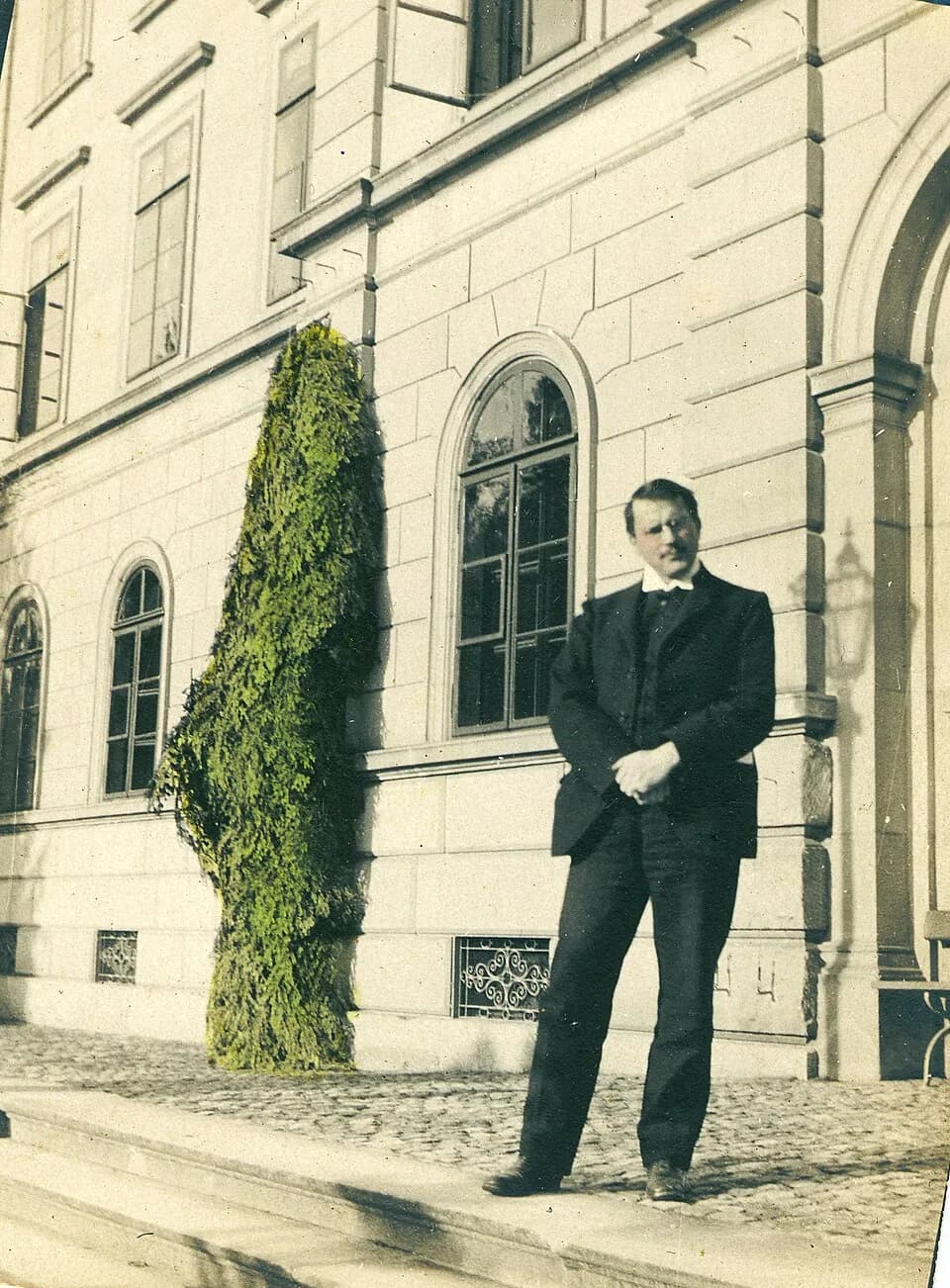 Carl Jung - Carl Gustav Jung, full-length portrait, standing in front of Burghölzli clinic, Zurich