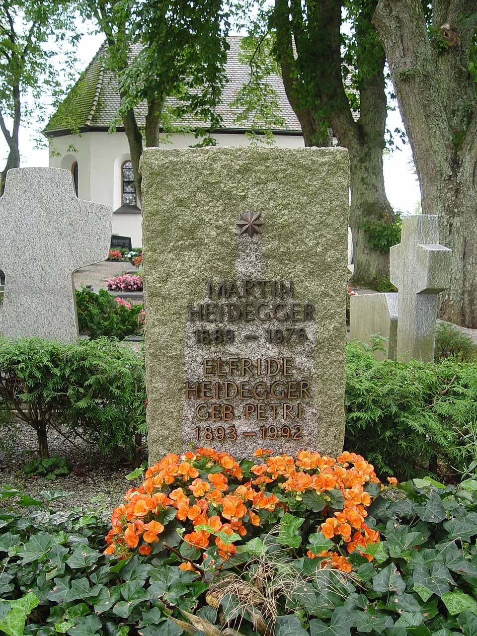 Martin Heidegger - Grab von Martin Heidegger und dessen Frau Elfriede in Meßkirch, Baden-Württemberg (Heidegger's grave in Meßkirch) - (la tombe d'Heidegger Hetstewer) - (ハイデッガーの墓)