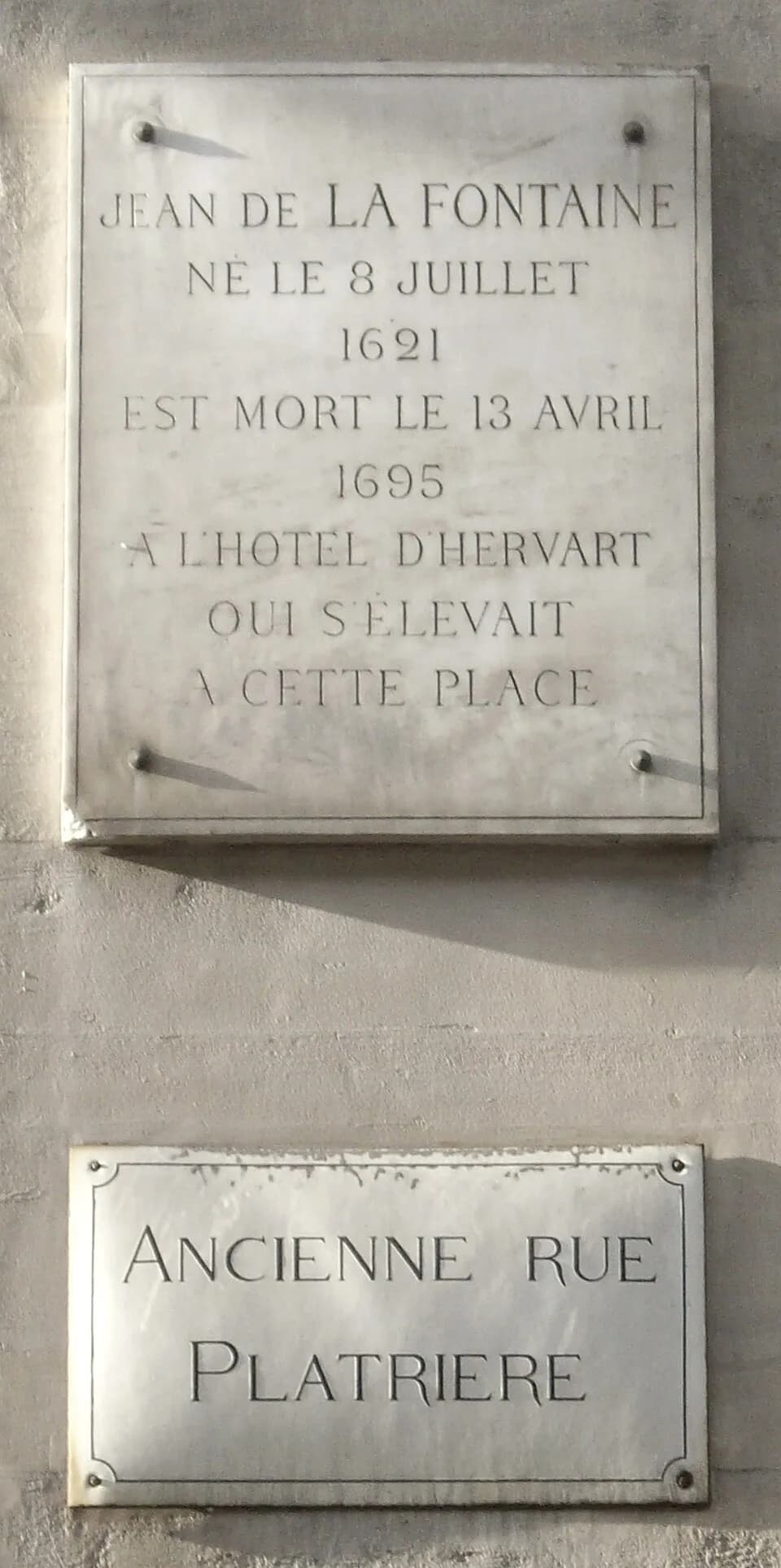 Jean de La Fontaine - Plaque commémorative, 61 rue Jean-Jacques-Rousseau, Paris 1er. « Jean de La Fontaine, né le 8 juillet 1621, est mort le 13 avril 1695 à l'hôtel d'Hervart qui s'élevait à cette pl