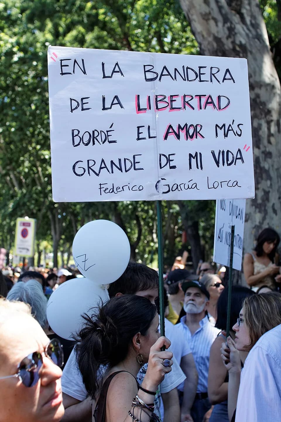 Federico García Lorca - Manifestantes del 19 de junio de 2011 en Madrid en las inmediaciones de la plaza de Cánovas del Castillo (Neptuno). La pancarta reza: "En la bandera de la libertad bordé el am
