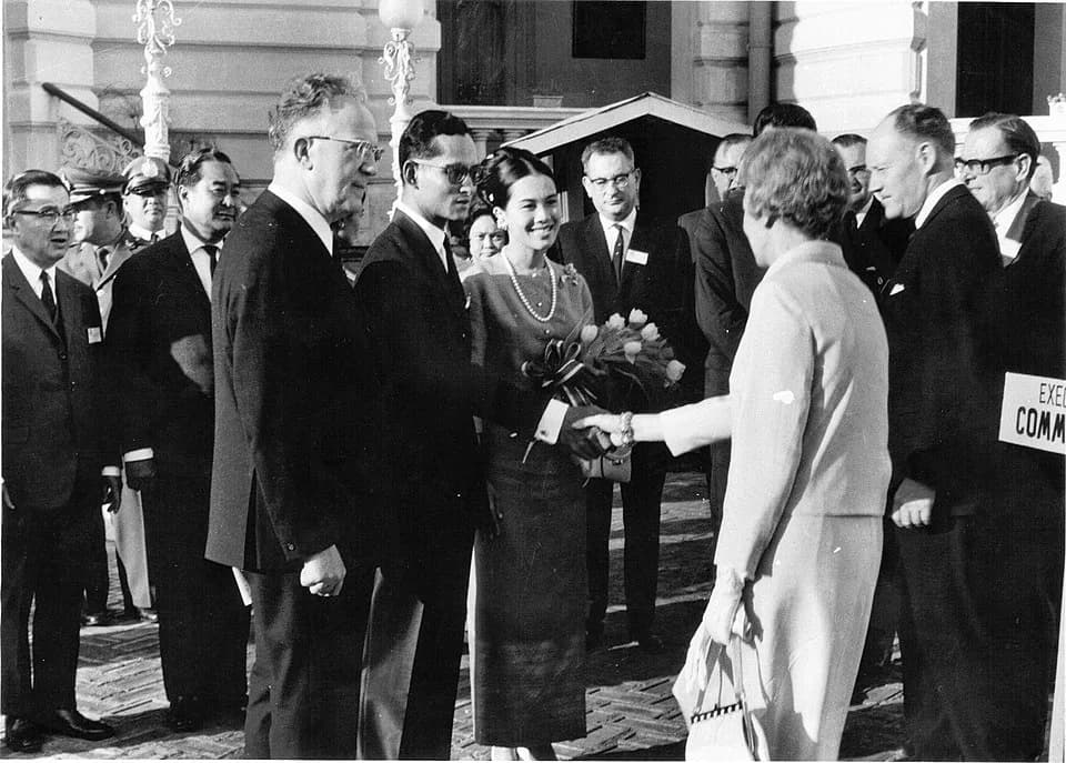 Bhumibol Adulyadej - ראו en:List of state visits made by Bhumibol Adulyadej#1966 כנראה התיאור המקורי שגוי. יצחק כץ ברקע התמונה