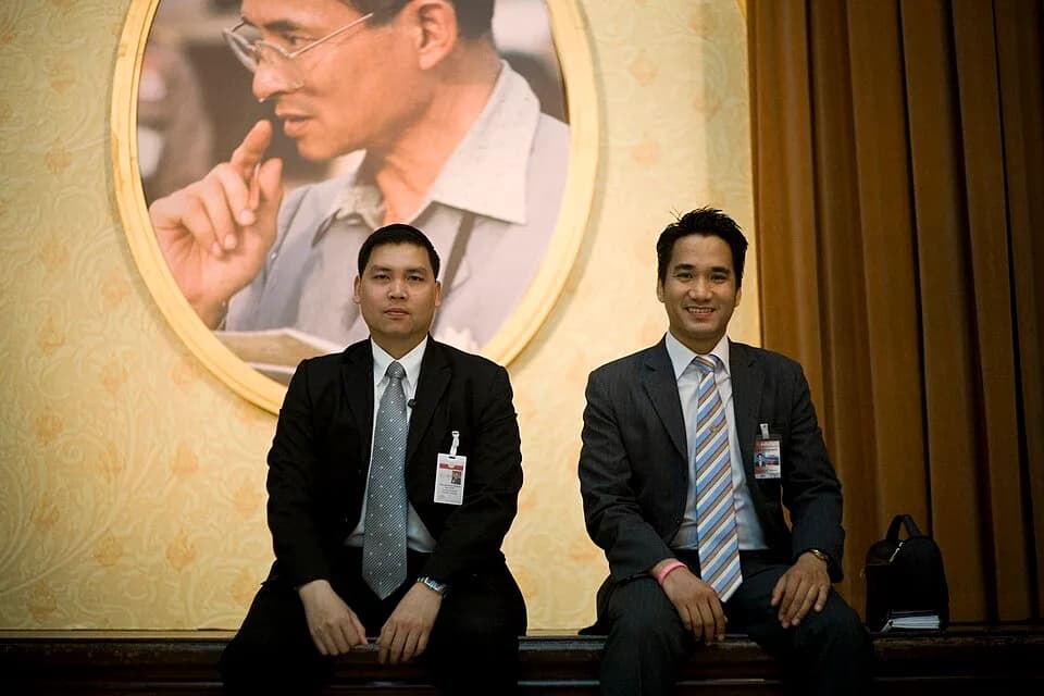 Bhumibol Adulyadej - นายกรัฐมนตรี เป็นเจ้าภาพเลี้ยงอาหารค่ำเพื่อเป็นเกียรติแก่นายกรัฐมนตรีมาเลเซียอย่างเป็นทางการ ณ ตึกสันติไมตรี ทำเนียบรัฐบาล 8ธันวาคม2552 (The Official Site of The Prime Minister of