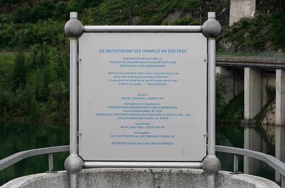 Samuel Beckett - Infotafel auf der Krone der Klauser Staumauer. Der Text bezieht sich auf die Metallskulptur am östlichen Seeufer