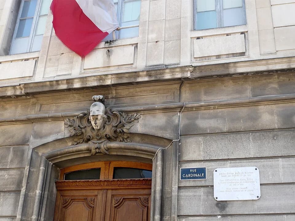 Paul Cézanne - Collège Mignet, 41 rue Cardinale, Aix-en-Provence (France). Mascaron et plaque commémorative.
« Ancien Collège Royal de Bourbon fondé par Henri IV en 1603.
Paul Cézanne et Émile Zola y 
