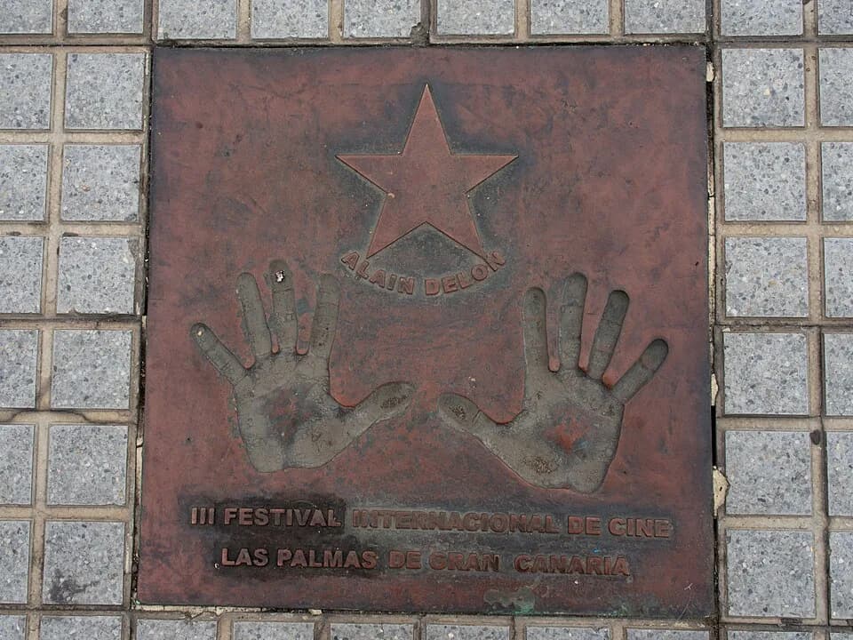 Alain Delon - Stern und Handabdruck von Alain Delon im Straßenpflaster vor dem Auditorio Alfredo Kraus, Las Palmas (Gran Canaria)