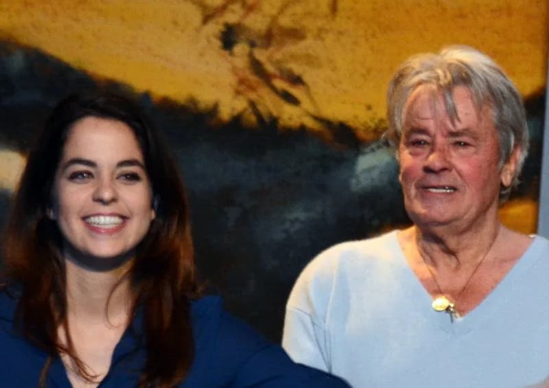 Alain Delon - Anouchka Delon et Alain Delon à la fin d'une représentation de la pièce "Une journée ordinaire", au théâtre du casino d'Enghien-les-Bains.