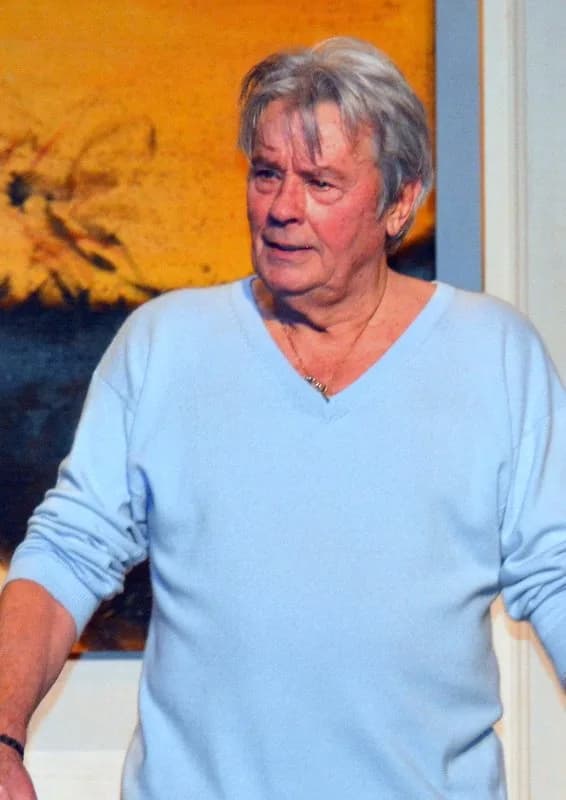 Alain Delon - Alain Delon à la fin d'une représentation de la pièce "Une journée ordinaire", au théâtre du casino d'Enghien-les-Bains.