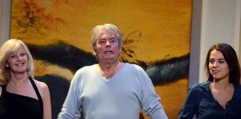Alain Delon - Elisa Servier, Alain Delon et Anouchka Delon à la fin d'une représentation de la pièce "Une journée ordinaire", au théâtre du casino d'Enghien-les-Bains.