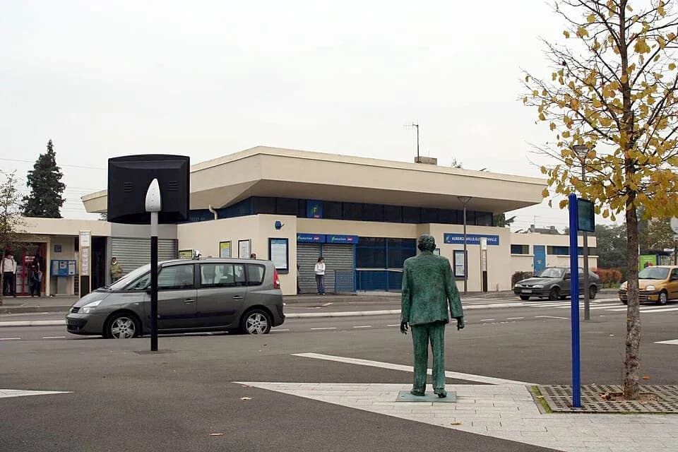 François Mitterrand - Gare d'Aubergenville - Yvelines (France), au premier plan la satue de François Mitterrand vue de dos.